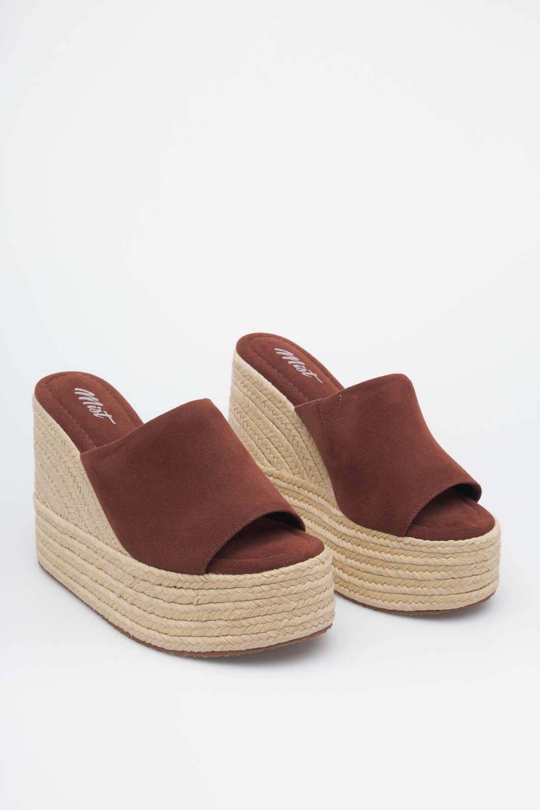 Tamanco Plataforma Sofia Terra Mist — Par em destaque Tamanco plataforma Sofia Terra em camurça marrom com salto em corda