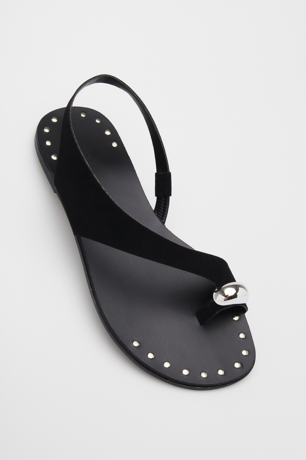 Sandália Carla Preto com tira assimétrica e solado flat com tachas