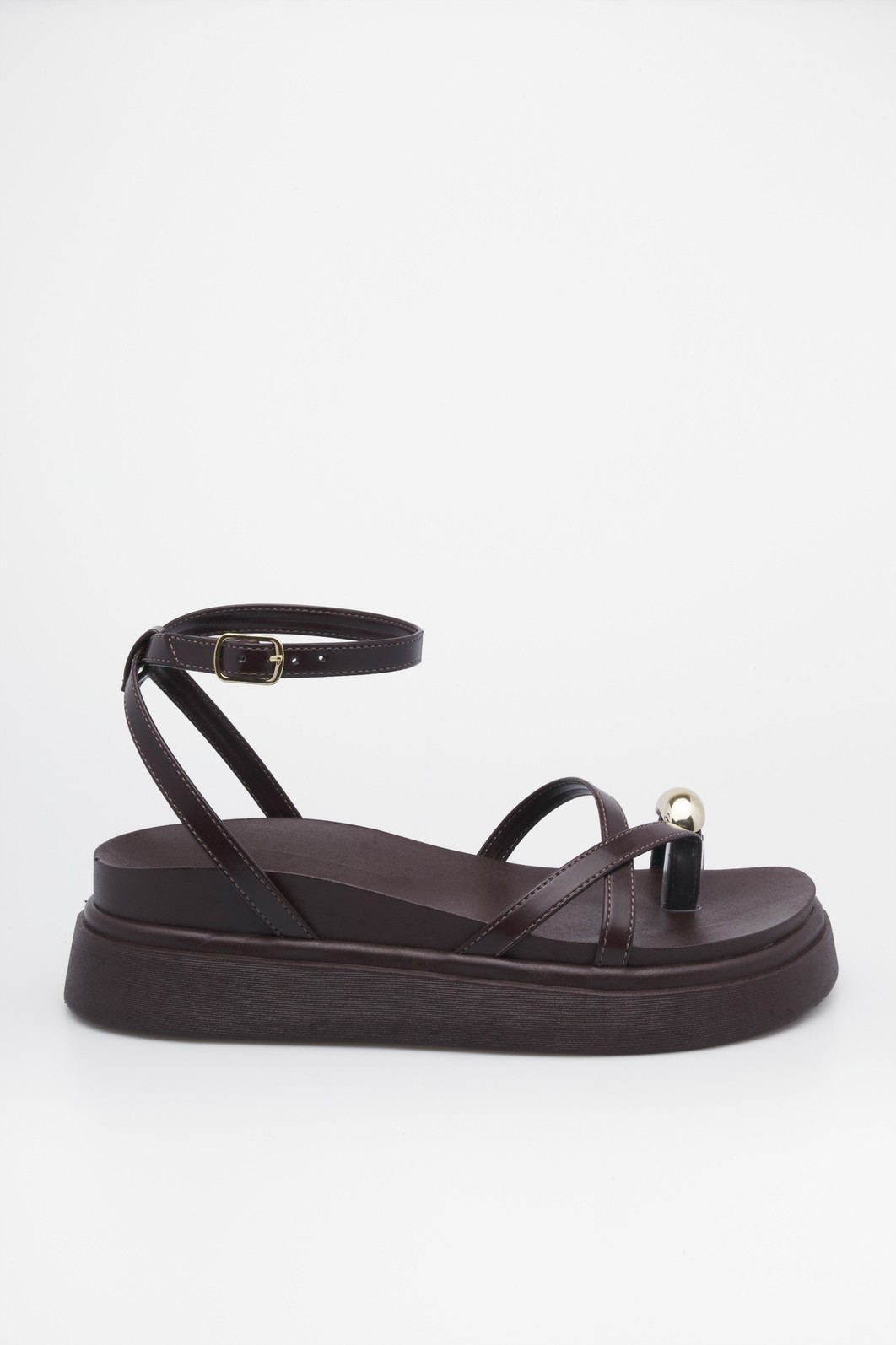 Sandália Vanessa Café Plataforma Feminina — Mist Sandália Vanessa Café plataforma com tiras finas e detalhe dourado