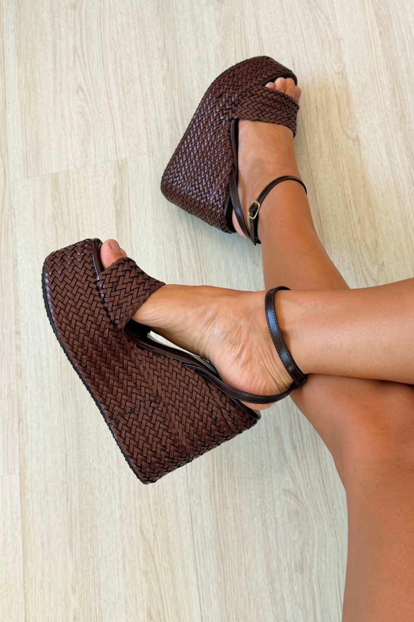 Sandália Greta Marrom Plataforma Anabela Sandália Greta Marrom Plataforma Anabela