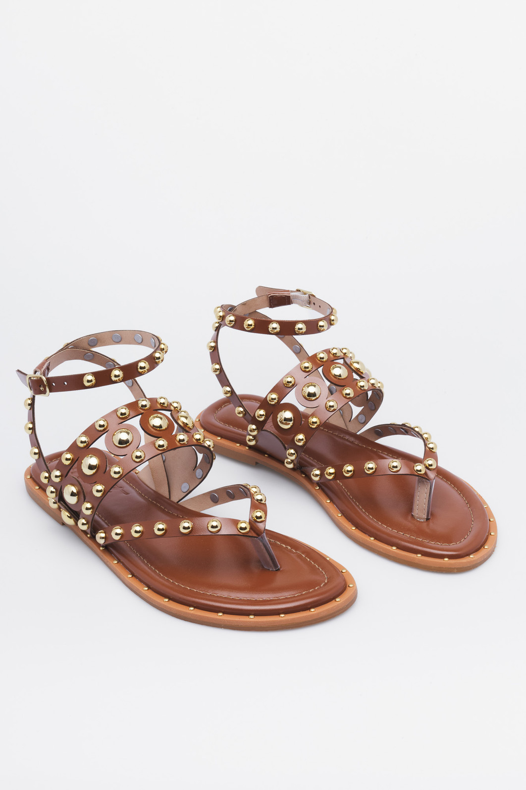 Sandália Ninny Caramelo MIST – Rasteira com Esferas Douradas Sandália Ninny Caramelo – tiras delicadas com detalhes dourados