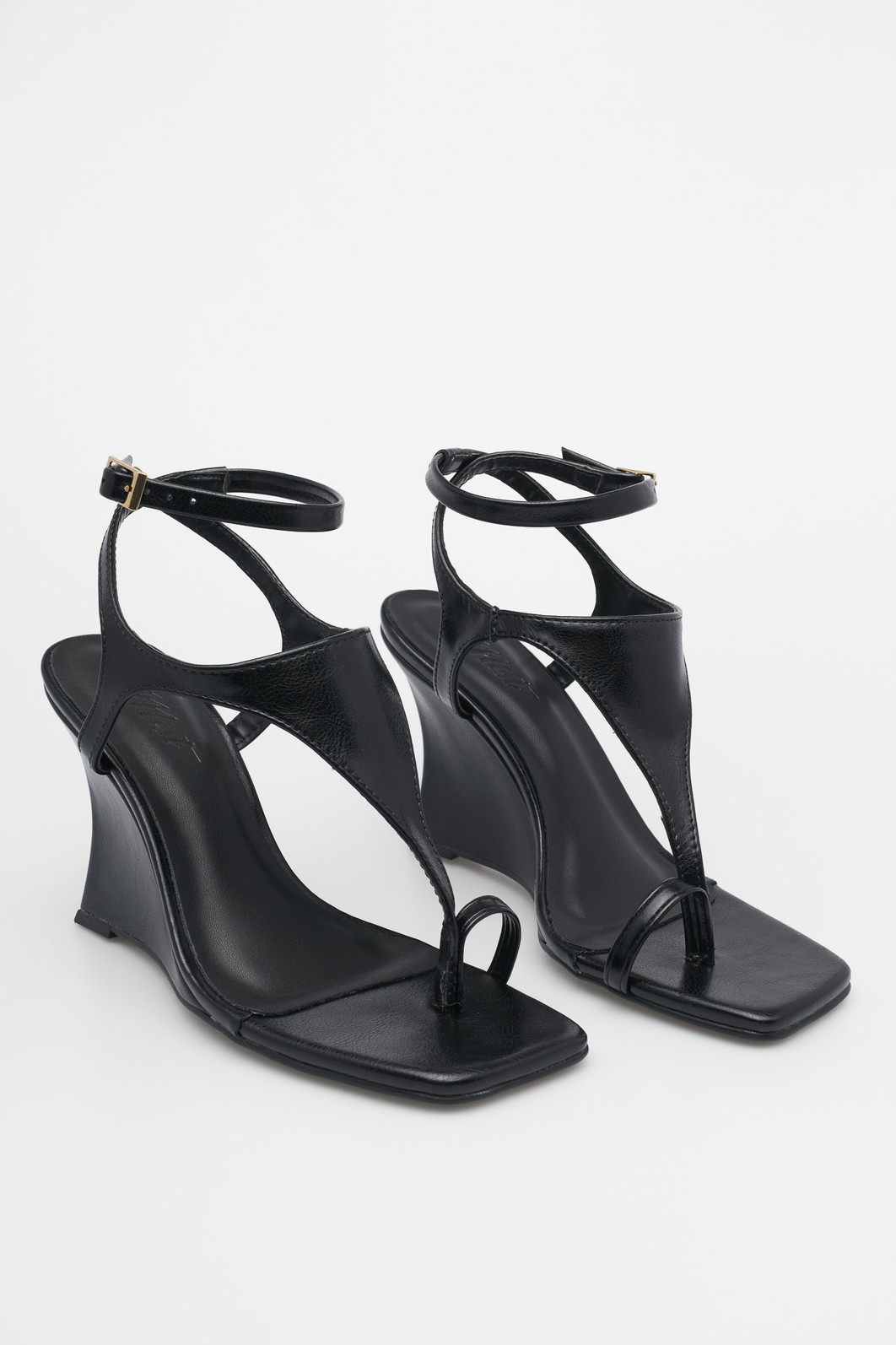 Sandália Beatriz Preta Anabela Sandália Beatriz Preta Anabela