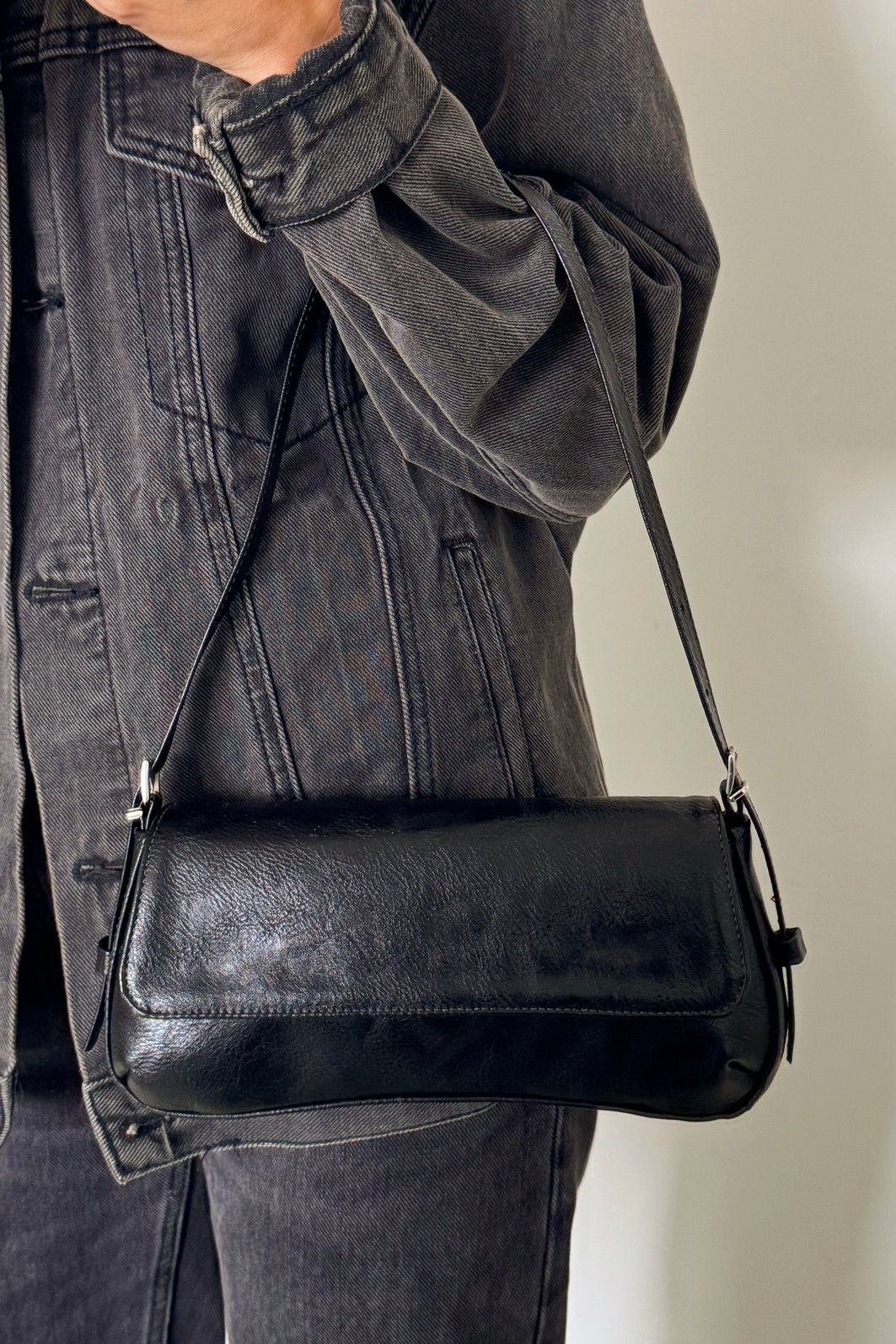 Modelo usando a Bolsa Thayla Preto no ombro Modelo usando a Bolsa Thayla Preto no ombro