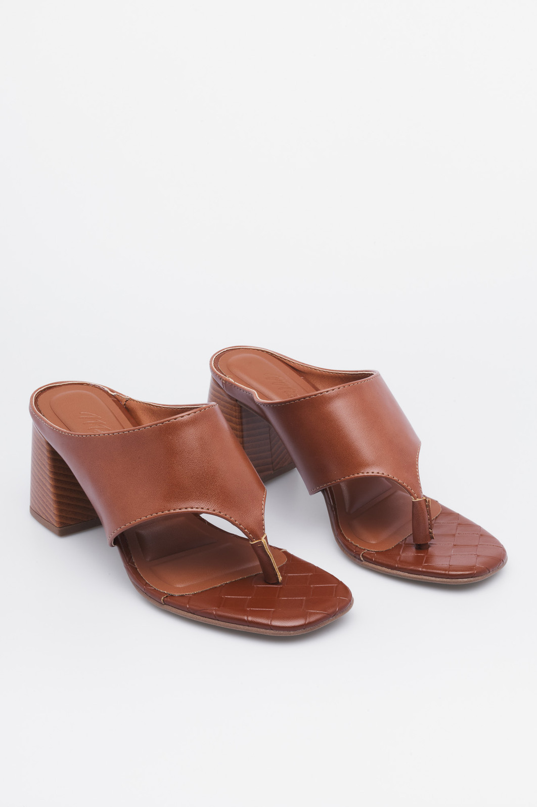 Tamanco Bela Caramelo MIST — lateral Tamanco Bela Caramelo com salto bloco médio e tira larga