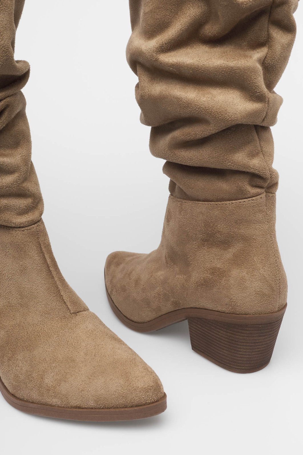 Bota Slouchy Isabela Bege Bota Slouchy Isabela Bege