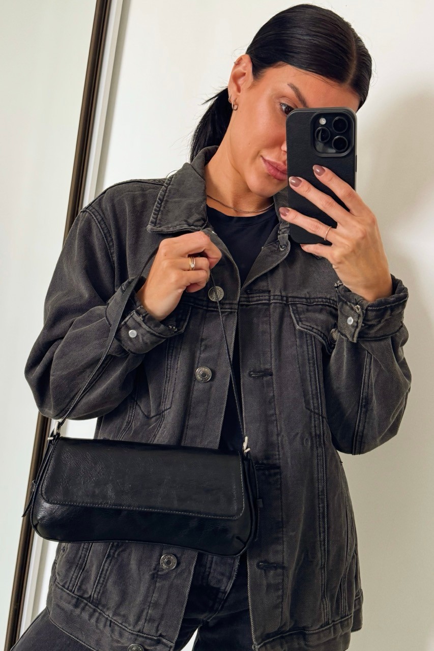 Modelo usando a Bolsa Thayla Preto no ombro Modelo usando a Bolsa Thayla Preto no ombro