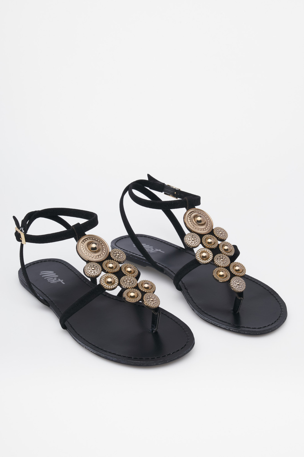 Detalhe do cabedal da Rasteira Uyara Preta Mist Rasteira Uyara Preta com aplicações douradas