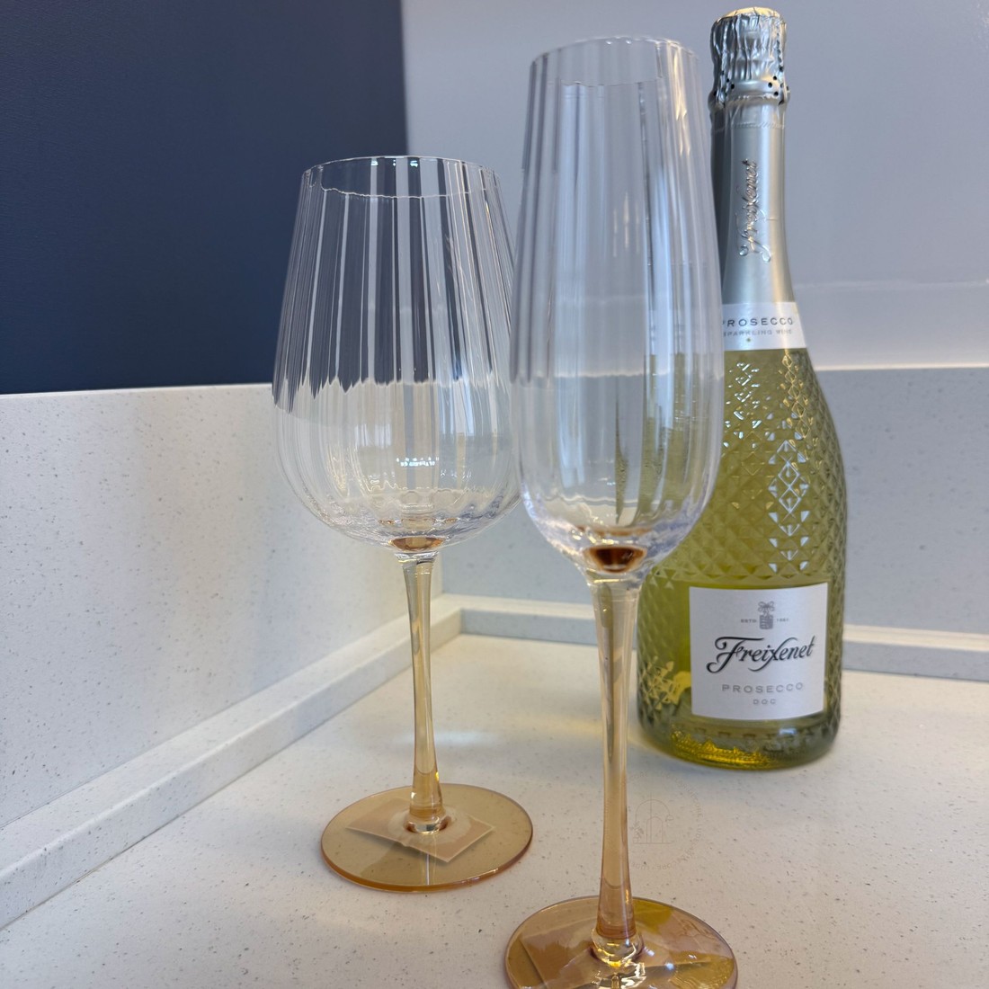 Cj 2 Taças de Vinho c/ Haste Âmbar Classic 560ml Cj 2 Taças de Vinho c/ Haste Âmbar Classic 560ml