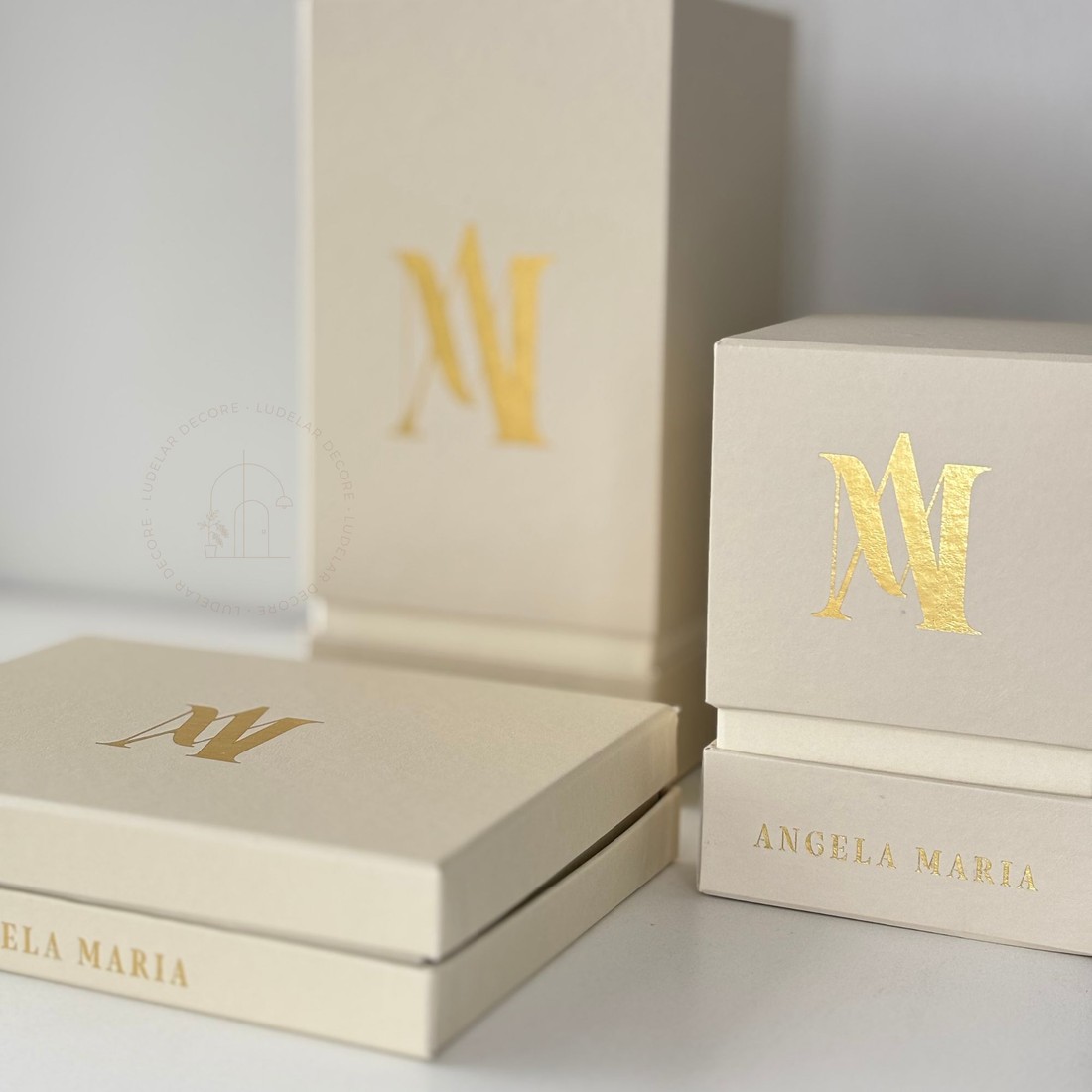 Escultura Pedra Quartzo Rosa c/ Caixa de Acrílico - 18 cm Escultura Pedra Quartzo Rosa c/ Caixa de Acrílico - 18 cm