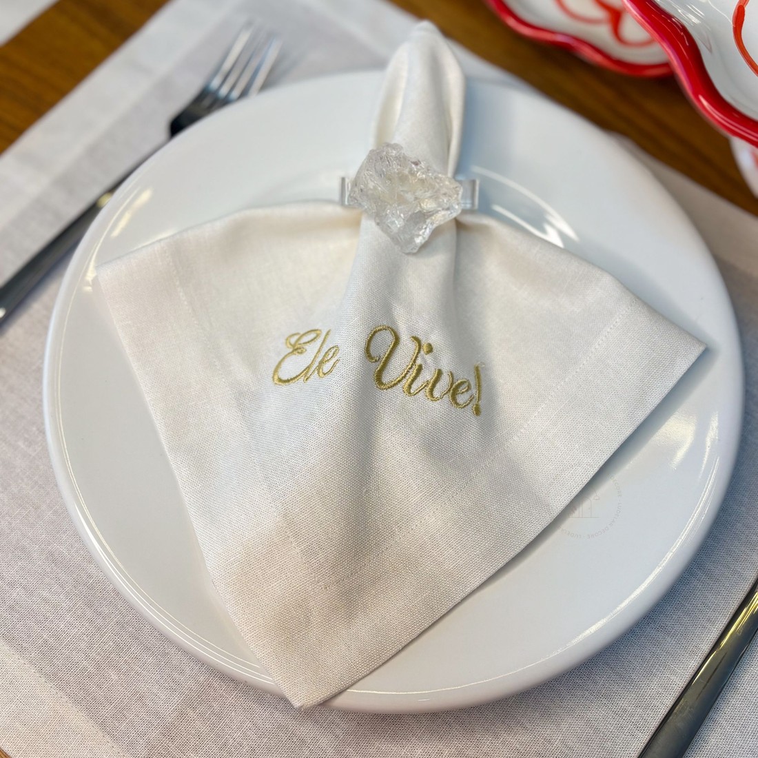 Guardanapo Branco Bordado Ele Vive Guardanapo Branco Bordado Ele Vive