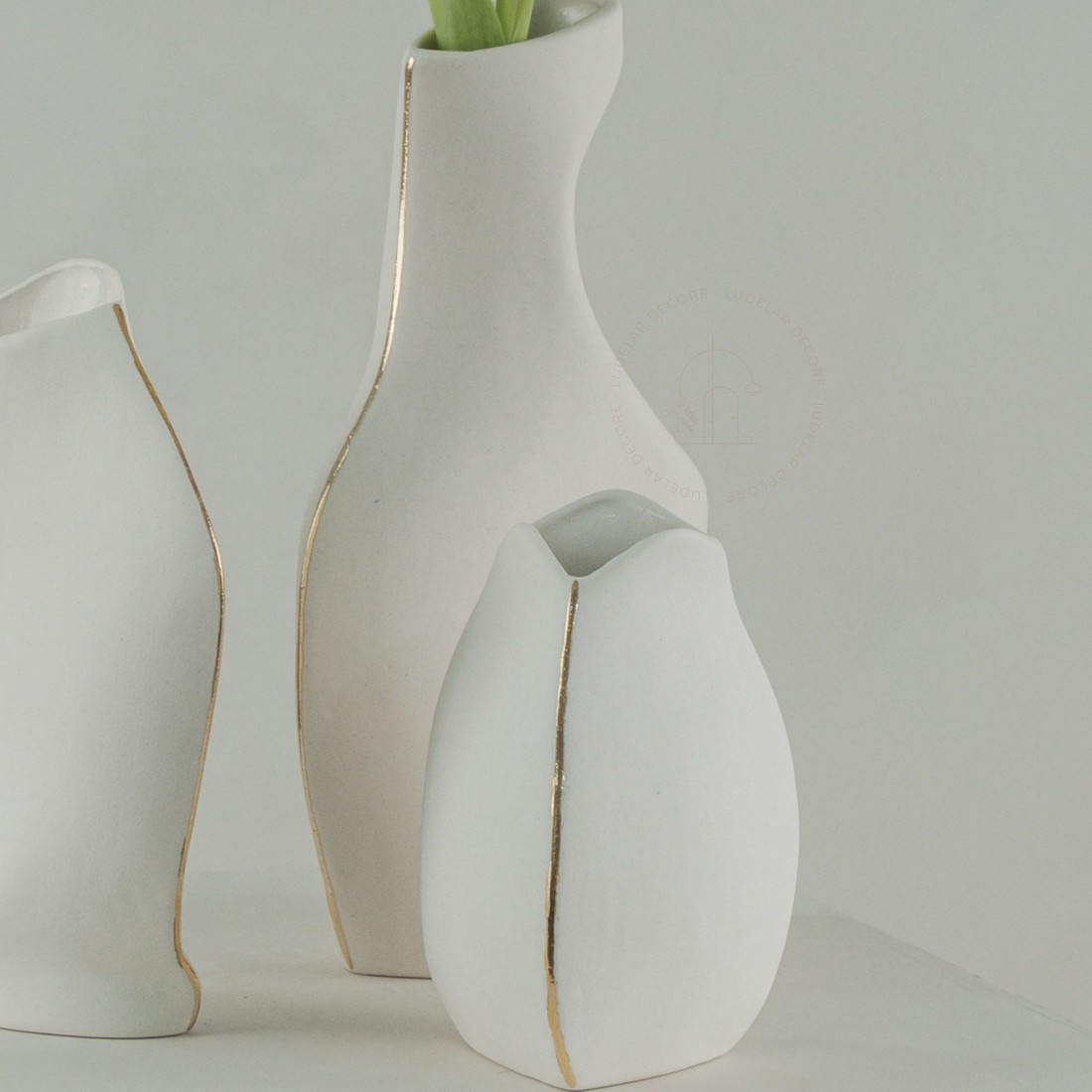 Vaso Formas em Porcelana c/ Ouro - P