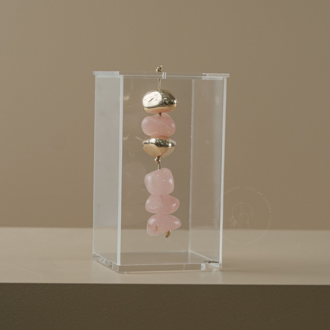 Escultura Pedra Quartzo Rosa c/ Caixa de Acrílico - 18 cm Escultura Pedra Quartzo Rosa c/ Caixa de Acrílico - 18 cm