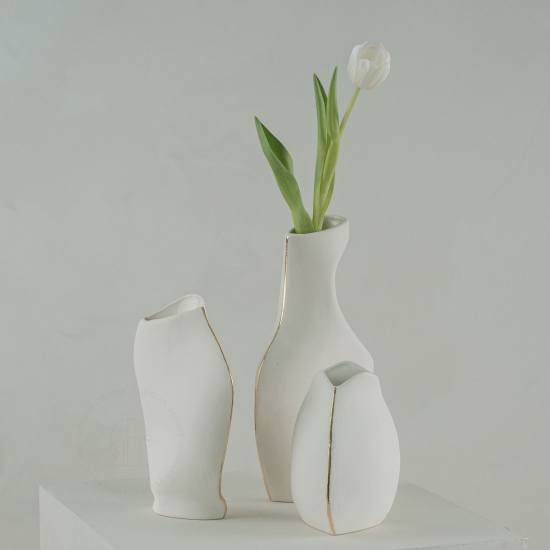 Vaso Formas em Porcelana c/ Ouro - M