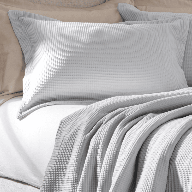 Kit Colcha Dots com Porta-Travesseiros Queen Cristal — Haus Living