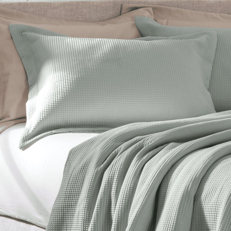 Kit Colcha Dots com Porta-Travesseiros Queen Mineral — Haus Living Kit Colcha Dots com Porta-Travesseiros Queen Mineral — Haus Living