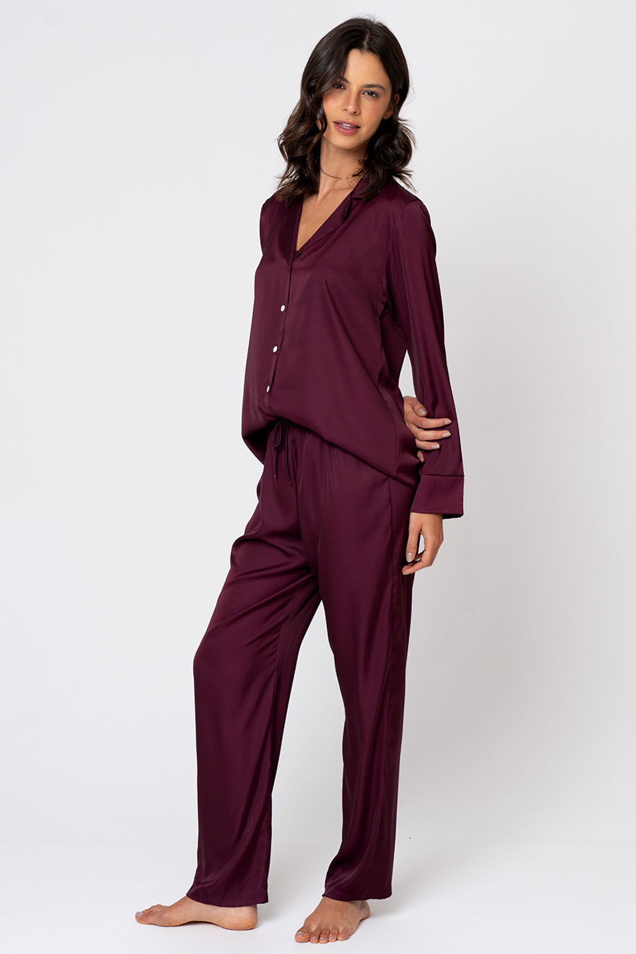 PIJAMA AMERICANO LONGO TOQUE DE SEDA - CLÁSSICO ACETINADO BOLD WINE LADO