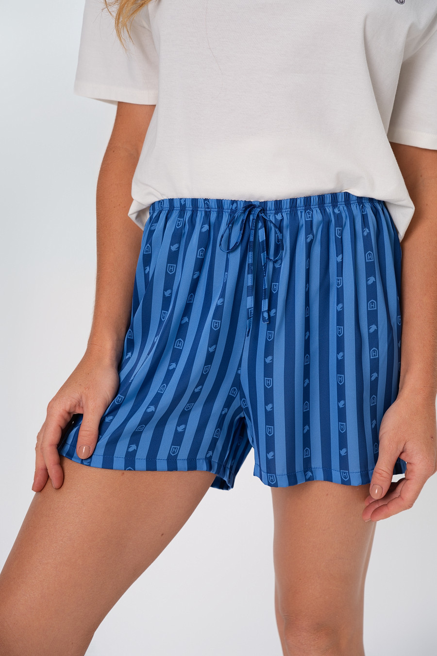 PIJAMA CURTO SHORTS ACETINADO CORVINAL DETALHE 2