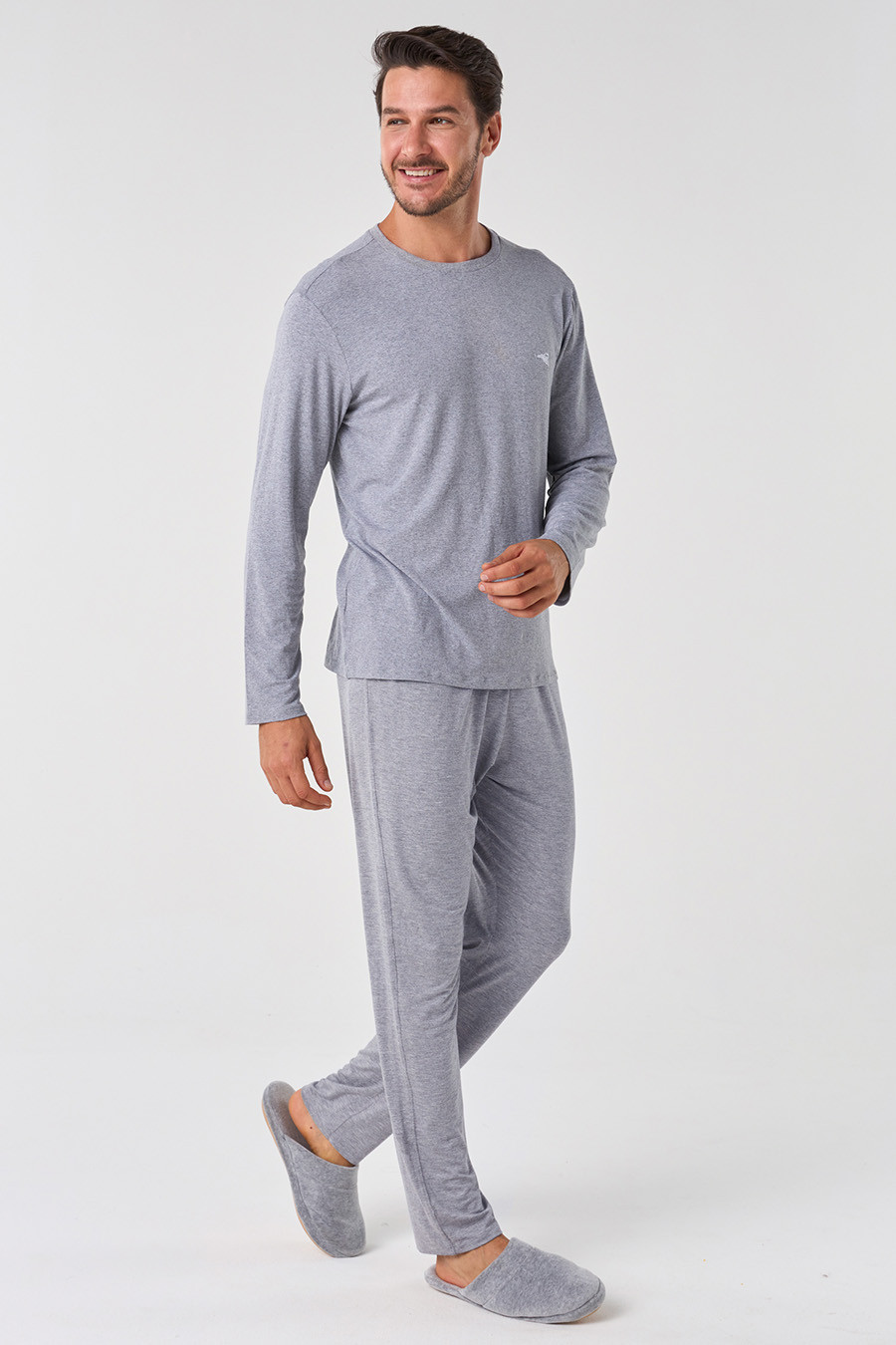KIT PIJAMA LONGO DE ALGODÃO CINZA E ROBE DE SOFT PRETO LADO PIJAMA