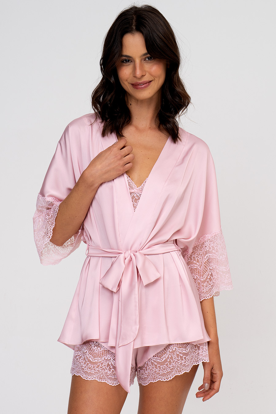 PIJAMA KIMONO TOQUE DE SEDA COM RENDA - CLÁSSICO ACETINADO PINK GLOSS PIJAMA KIMONO TOQUE DE SEDA COM RENDA - CLÁSSICO ACETINADO PINK GLOSS