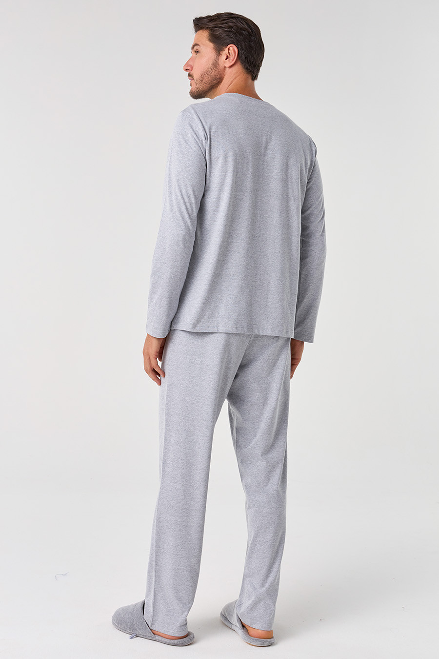 KIT PIJAMA LONGO DE ALGODÃO CINZA E ROBE DE SOFT PRETO COSTAS PIJAMA