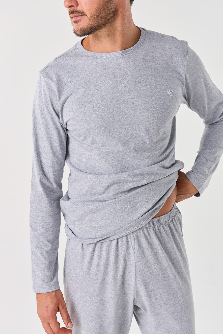 KIT PIJAMA LONGO DE ALGODÃO CINZA E ROBE DE SOFT PRETO DETALHE PIJAMA