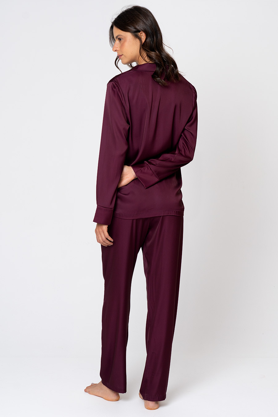 PIJAMA AMERICANO LONGO TOQUE DE SEDA - CLÁSSICO ACETINADO BOLD WINE COSTAS