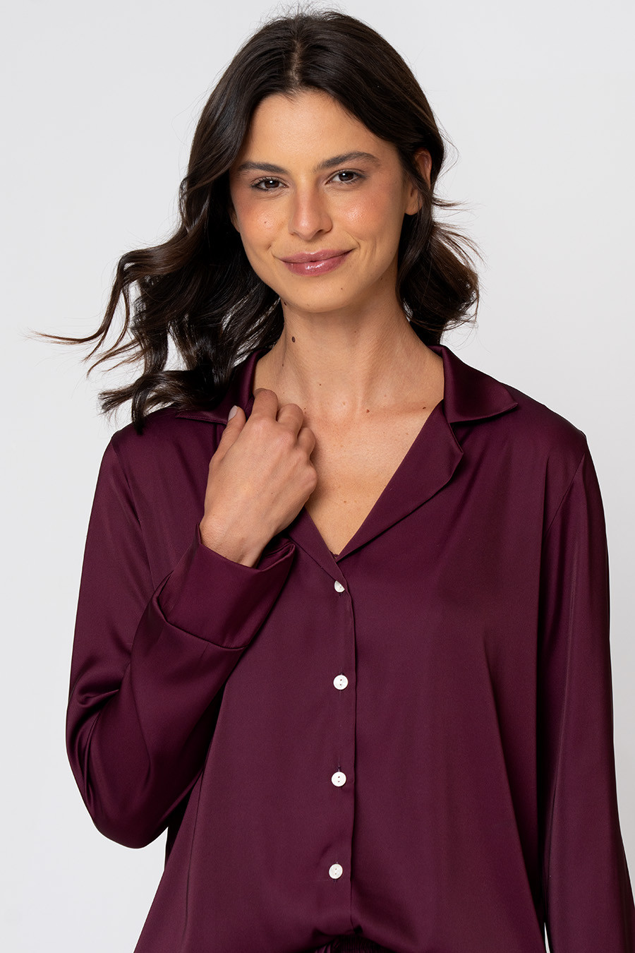 PIJAMA AMERICANO LONGO TOQUE DE SEDA - CLÁSSICO ACETINADO BOLD WINE DETALHES