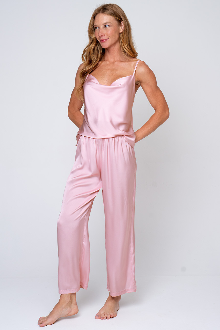 PIJAMA LONGO GOLA DEGAGÊ TOQUE DE SEDA - CLÁSSICO ACETINADO PINK GLOSS PIJAMA LONGO GOLA DEGAGÊ TOQUE DE SEDA - CLÁSSICO ACETINADO PINK GLOSS