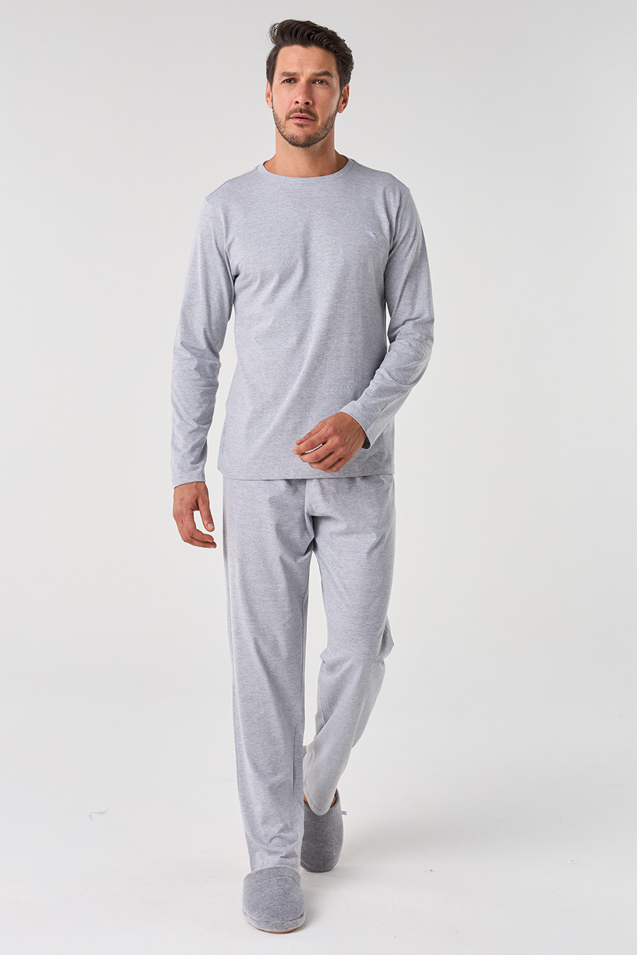 KIT PIJAMA LONGO DE ALGODÃO CINZA E ROBE DE SOFT PRETO FRENTE PIJAMA
