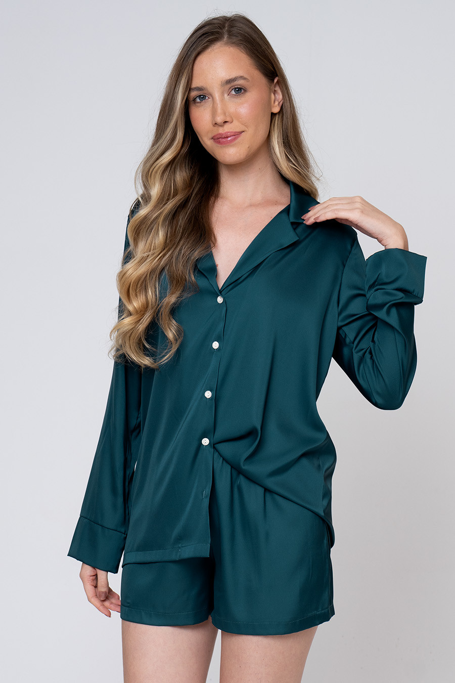 PIJAMA TOQUE DE SEDA MANGA LONGA E SHORTS - CLÁSSICO ACETINADO GREEN LUCK FRENTE
