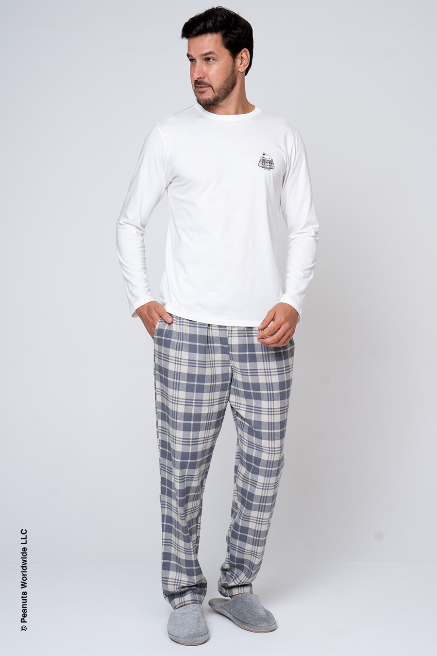 KIT PIJAMA LONGO SNOOPY XADREZ E PANTUFA PIJAMA FRENTE