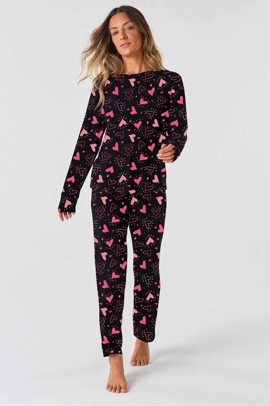 PIJAMA FEMININO PRETO COM ESTAMPA DE CORAÇÕES PIJAMA FEMININO PRETO COM ESTAMPA DE CORAÇÕES