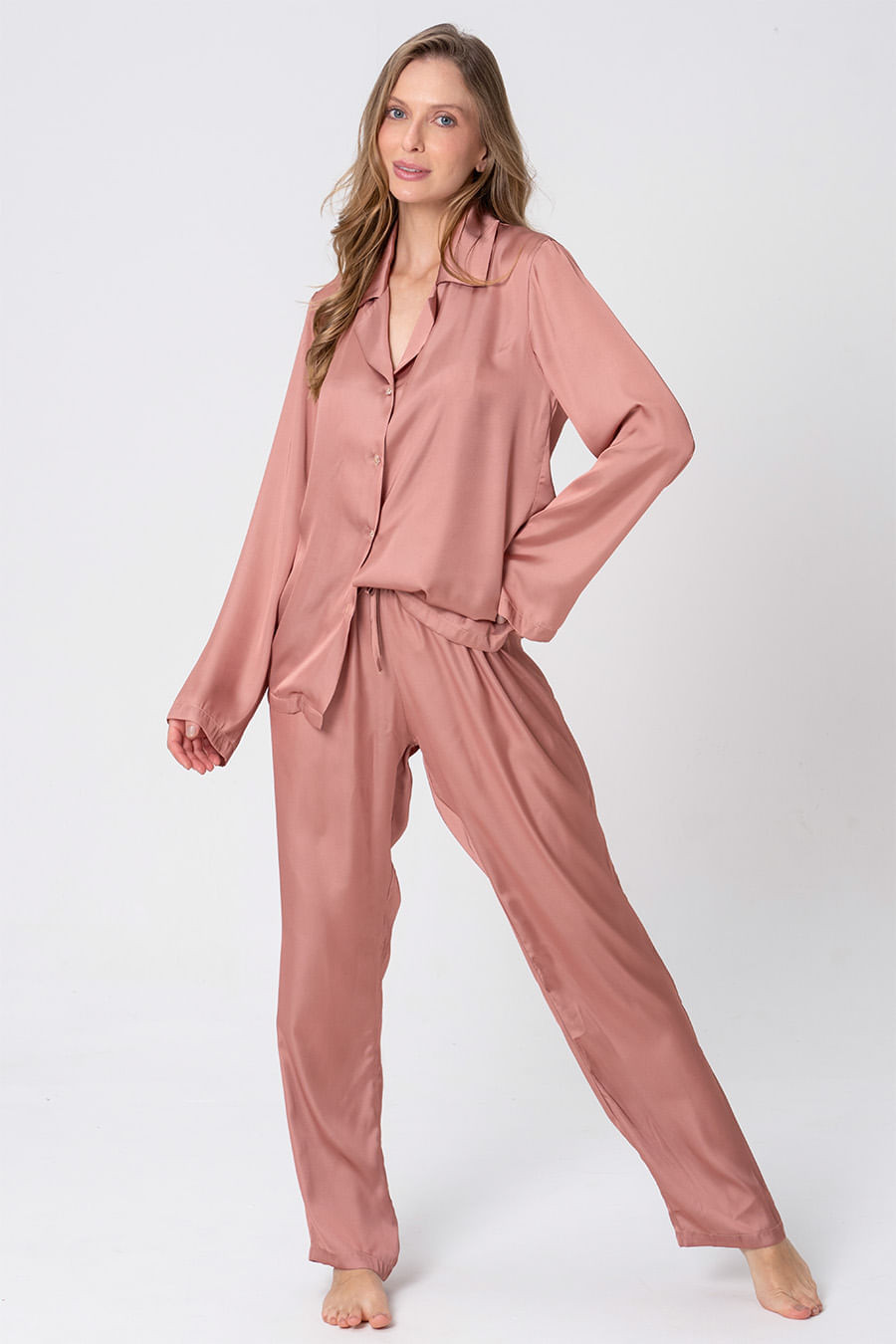 PIJAMA AMERICANO ACETINADO LONGO - CLÁSSICOS ACETINADOS CARAMELO ÂMBAR PIJAMA AMERICANO ACETINADO LONGO - CLÁSSICOS ACETINADOS CARAMELO ÂMBAR