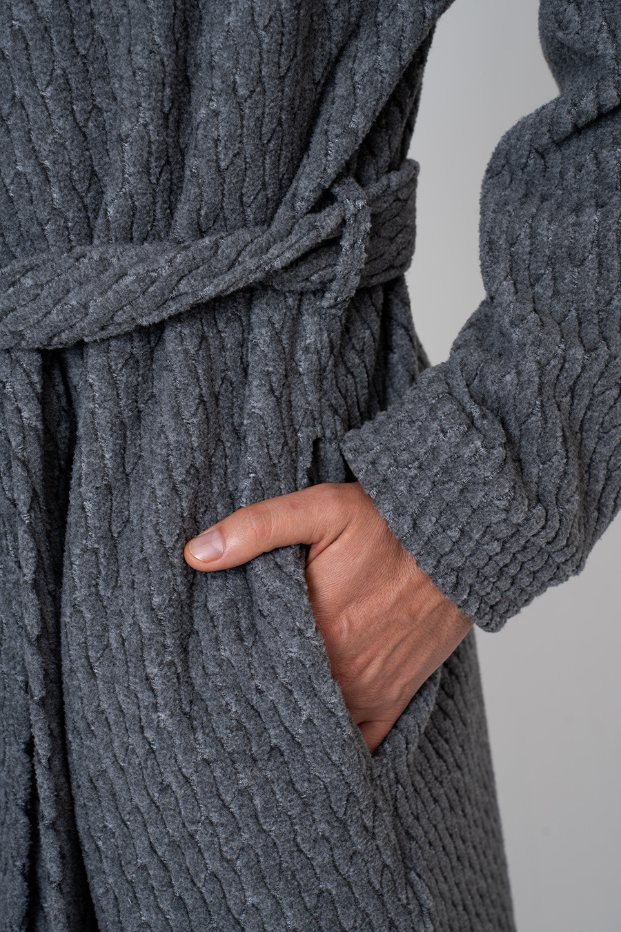 KIT PIJAMA AMERICANO LONGO DE ALGODÃO CINZA E ROBE DE SOFT CINZA DETALHE ROBE