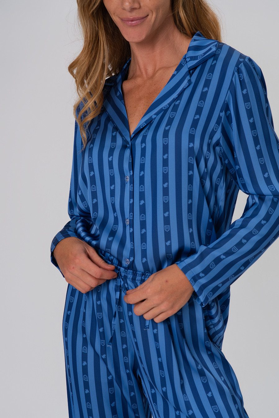 PIJAMA LONGO AMERICANO ACETINADO CORVINAL DETALHE