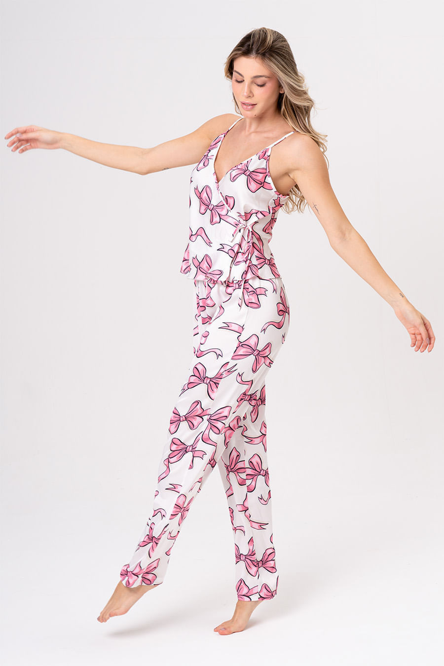 PIJAMA ACETINADO DE ALÇAS - ENTRELAÇOS PIJAMA ACETINADO DE ALÇAS - ENTRELAÇOS