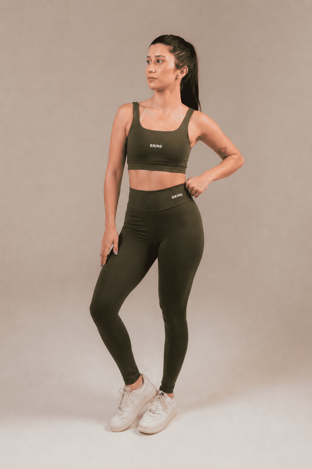 Conjunto Top GRIND SELECT + Legging SELECT - Verde Militar Conjunto Top GRIND SELECT + Legging SELECT - Verde Militar