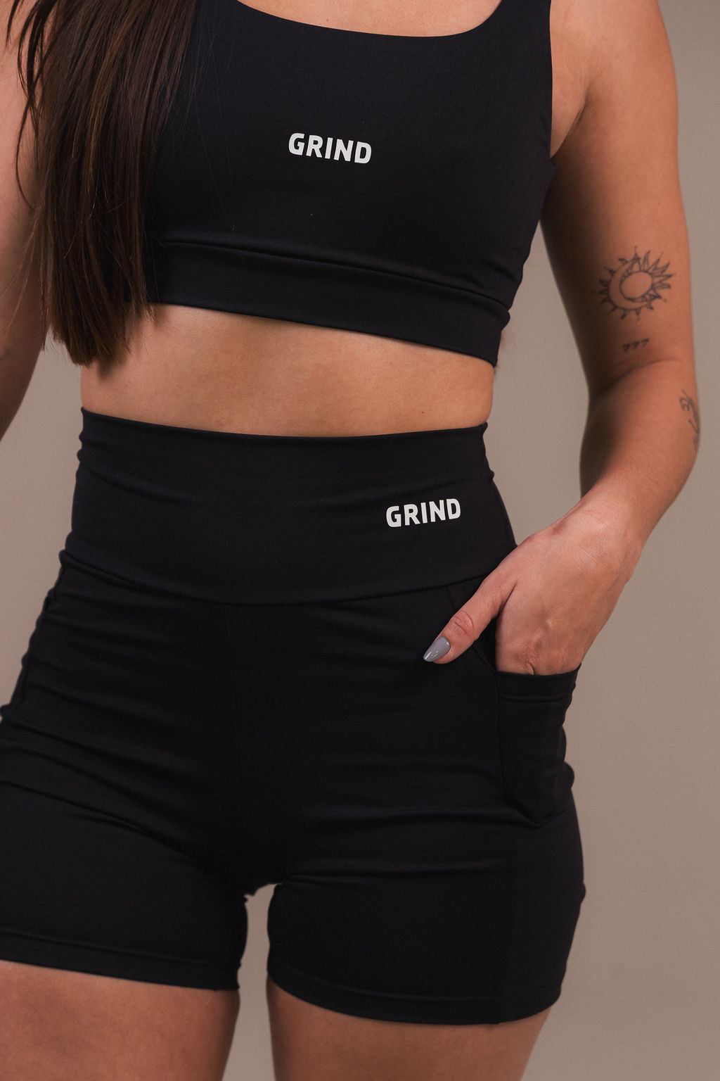 Conjunto Top GRIND ESSENTIAL + Short ESSENTIAL - Preto