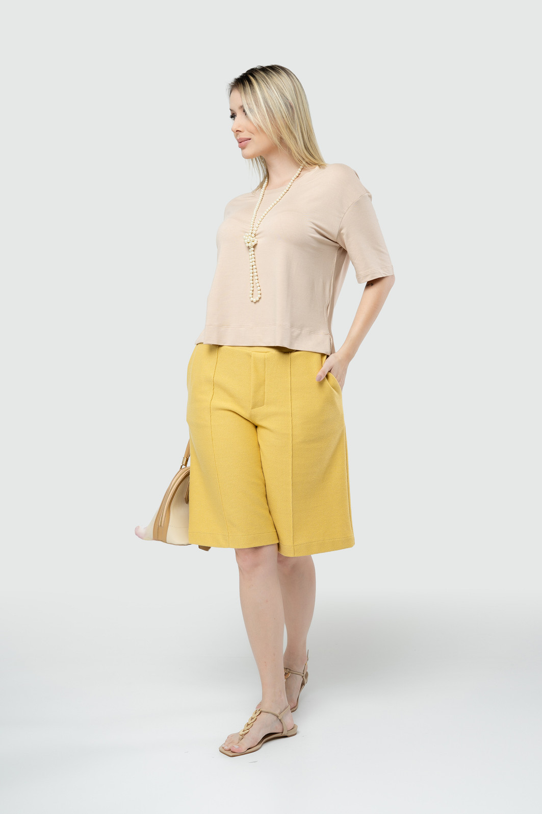 Bermuda com Bolso Faca e Friso - Amarelo Ocre Bermuda com Bolso Faca e Friso - Amarelo Ocre