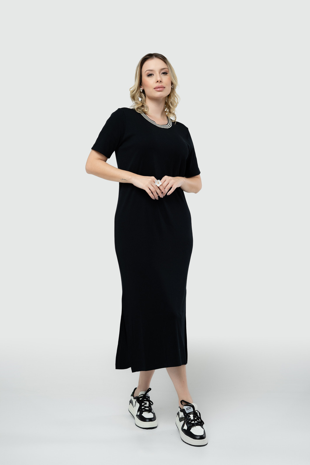 Vestido Midi com Manga e Gola Redonda - Preto Vestido Midi com Manga e Gola Redonda - Preto