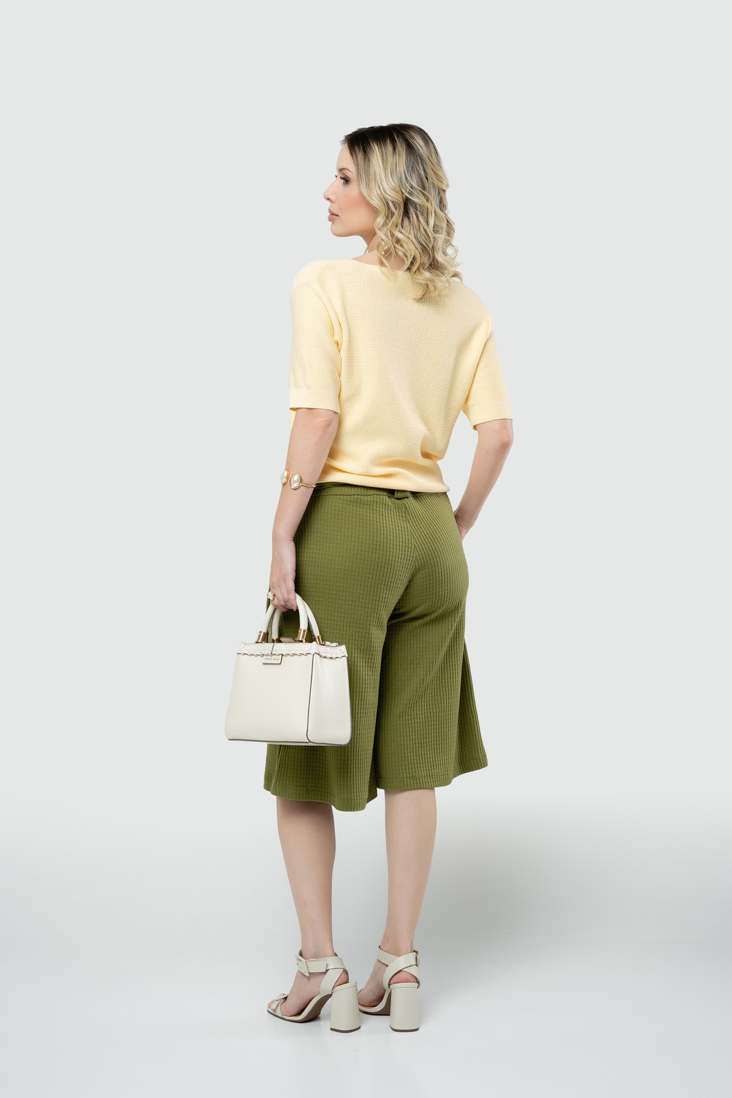 Bermuda com Bolso e Faixa na Cintura Bermuda com Bolso e Faixa na Cintura