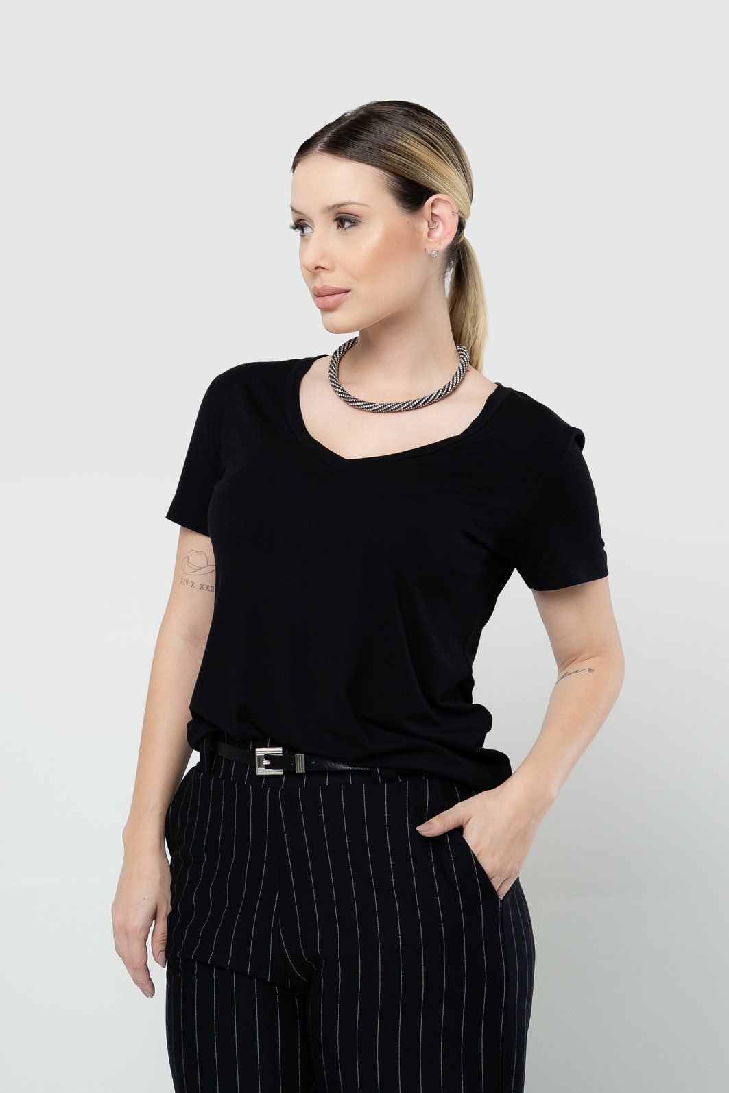 Blusa T-Shirt Gola V Preta Blusa T-Shirt Gola V Preta