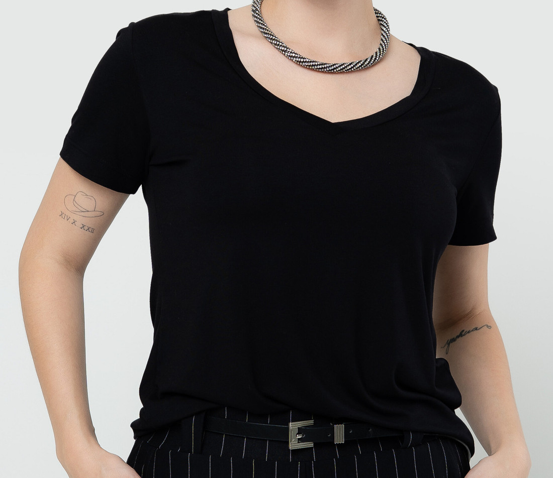 Blusa T-Shirt Gola V Preta Blusa T-Shirt Gola V Preta