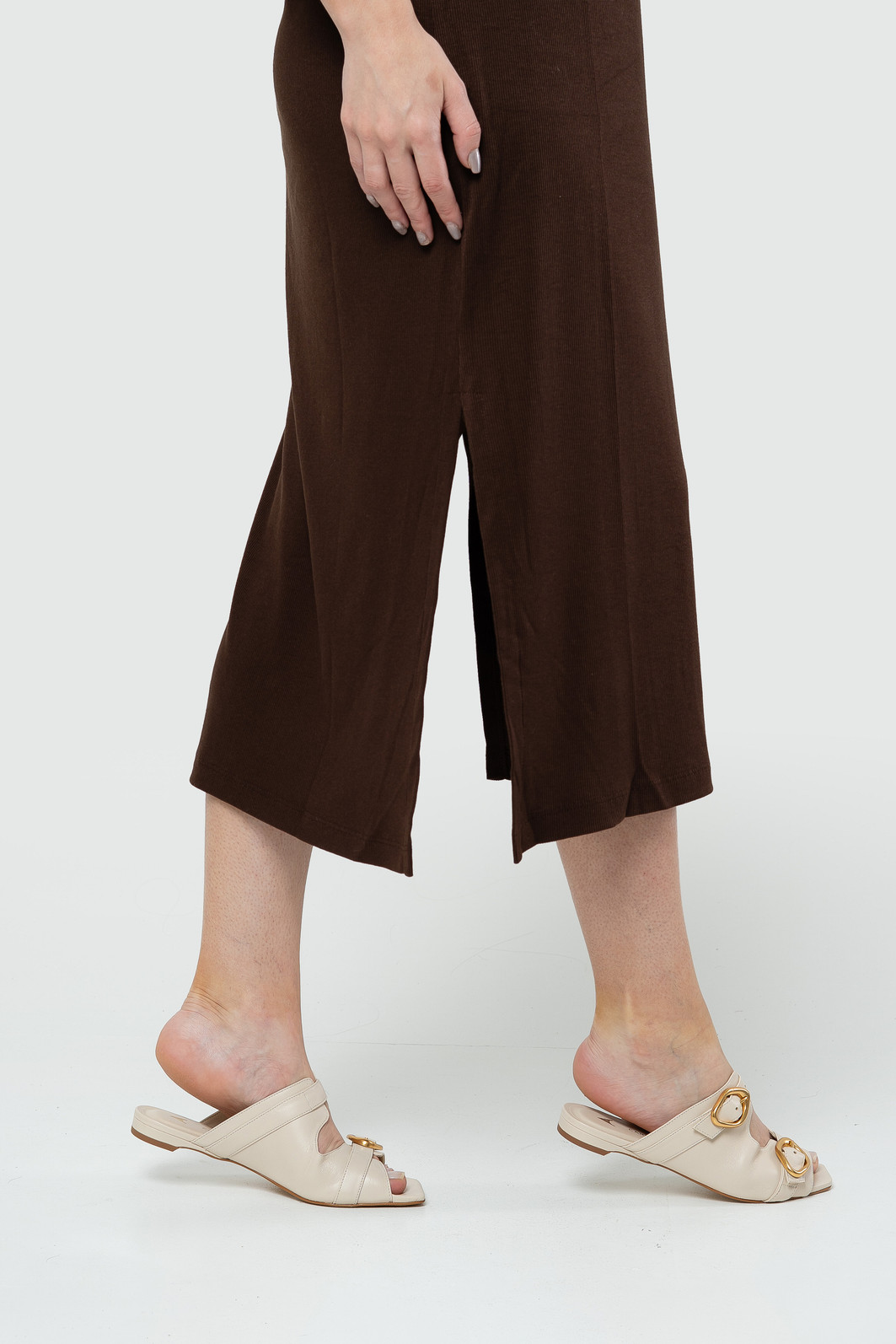 Vestido Midi com Manga e Gola Redonda - Marrom Vestido Midi com Manga e Gola Redonda - Marrom