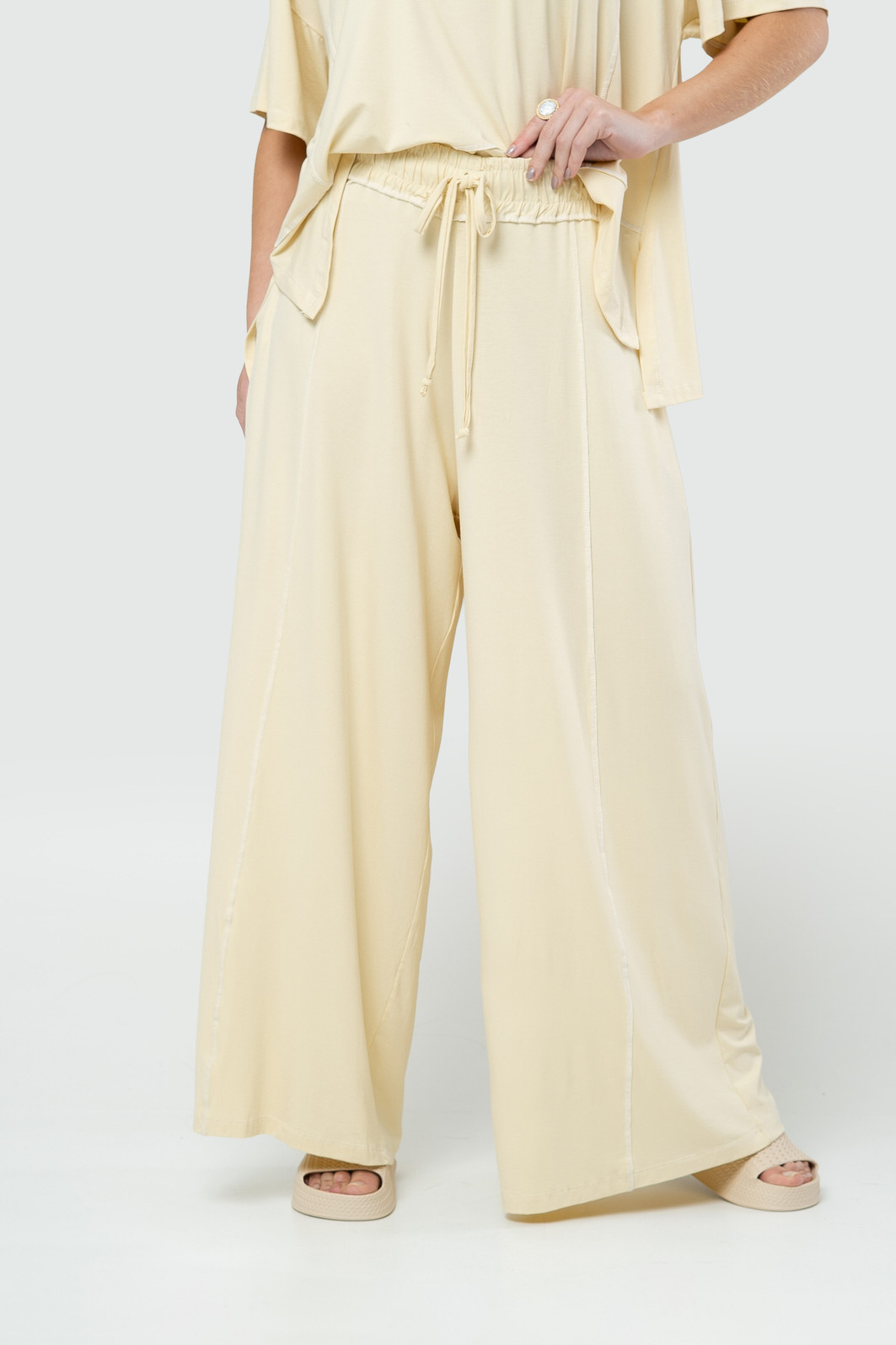 Conjunto com Blusa e Calça Oversized - Amarelo Manteiga