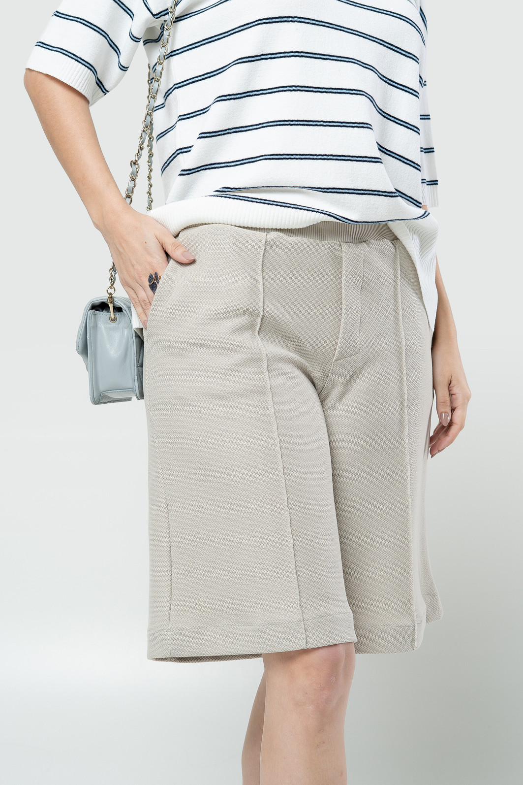 Bermuda com Bolso Faca e Friso - Cinza Claro Bermuda com Bolso Faca e Friso - Cinza Claro