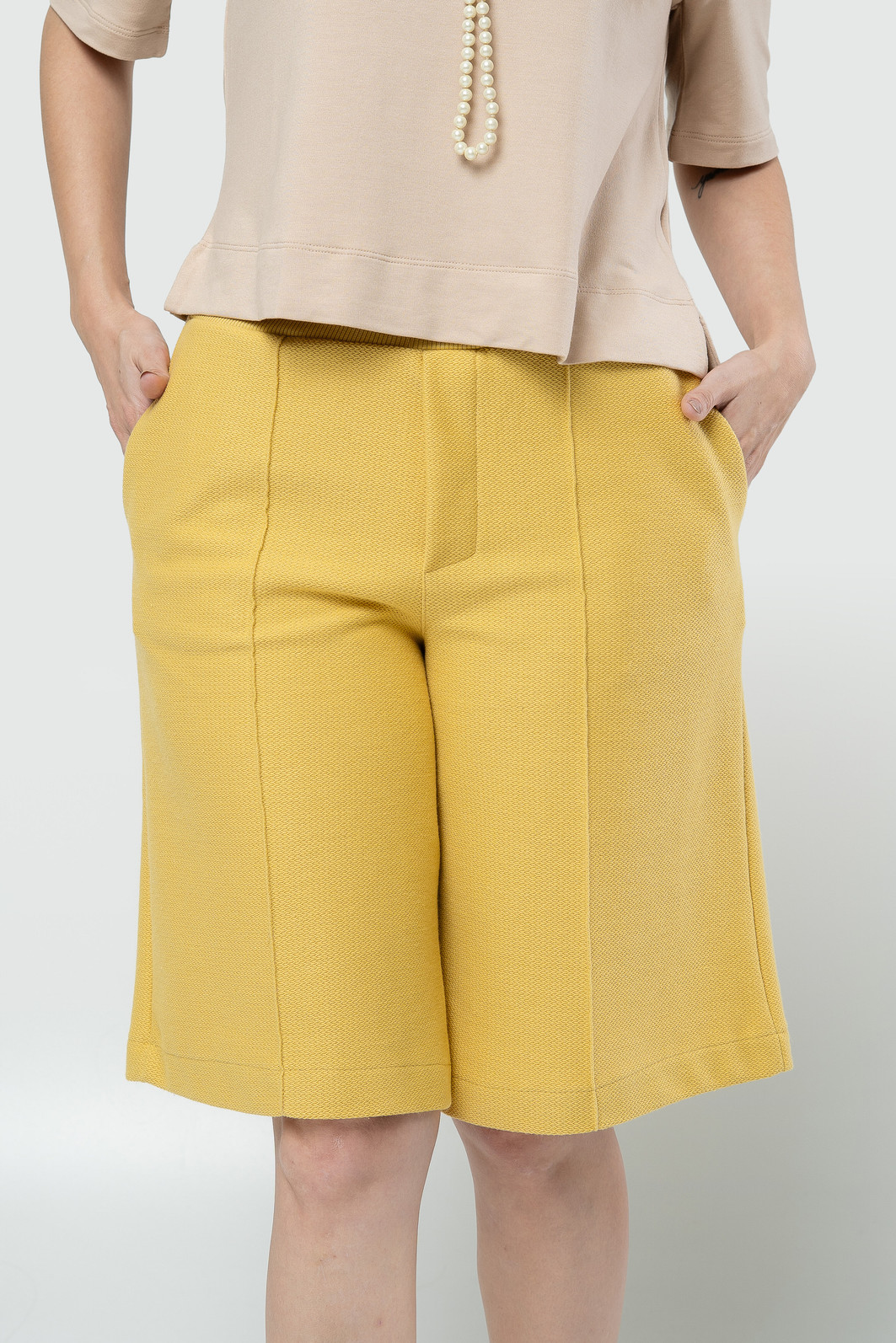 Bermuda com Bolso Faca e Friso - Amarelo Ocre Bermuda com Bolso Faca e Friso - Amarelo Ocre