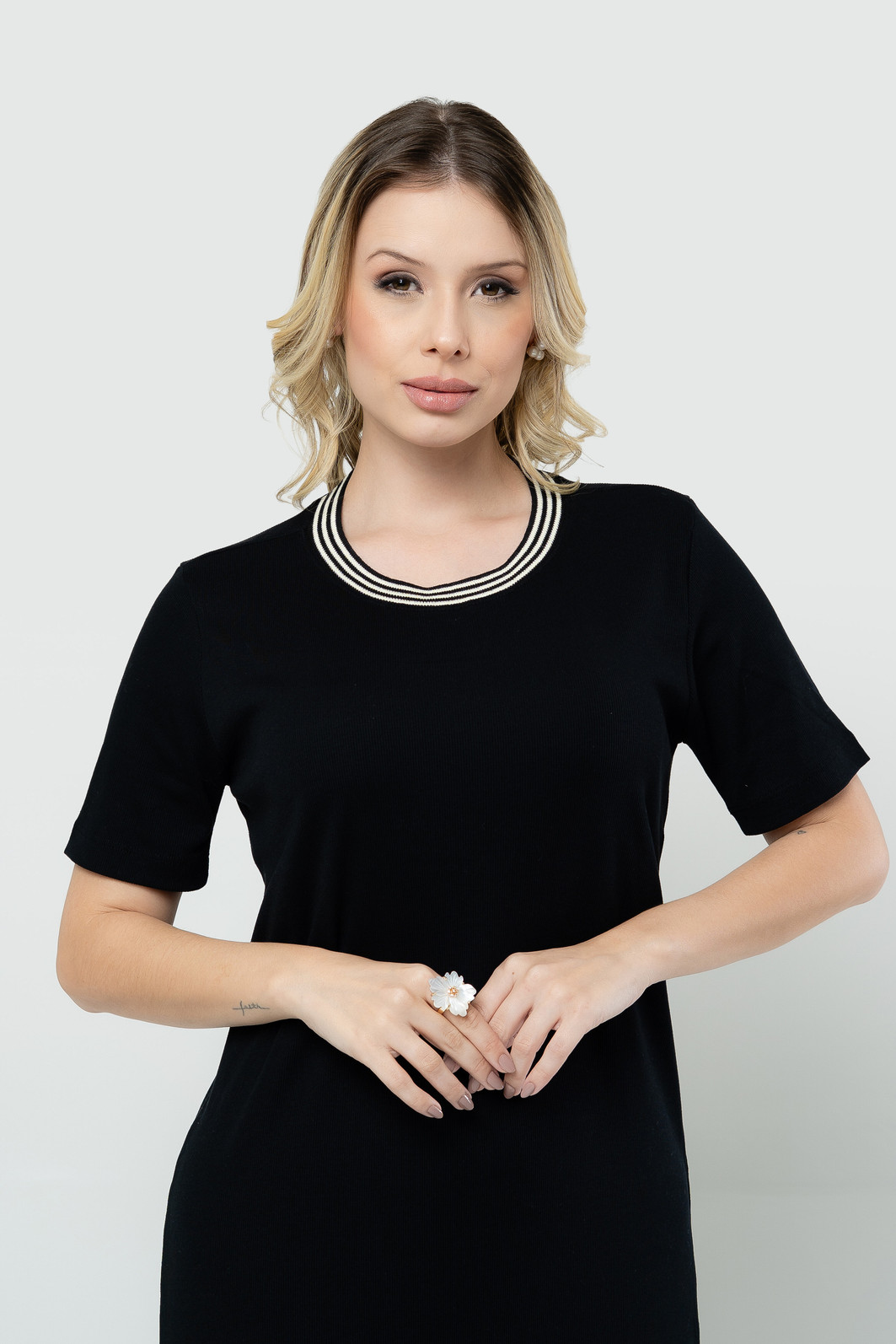 Vestido Midi com Manga e Gola Redonda - Preto Vestido Midi com Manga e Gola Redonda - Preto