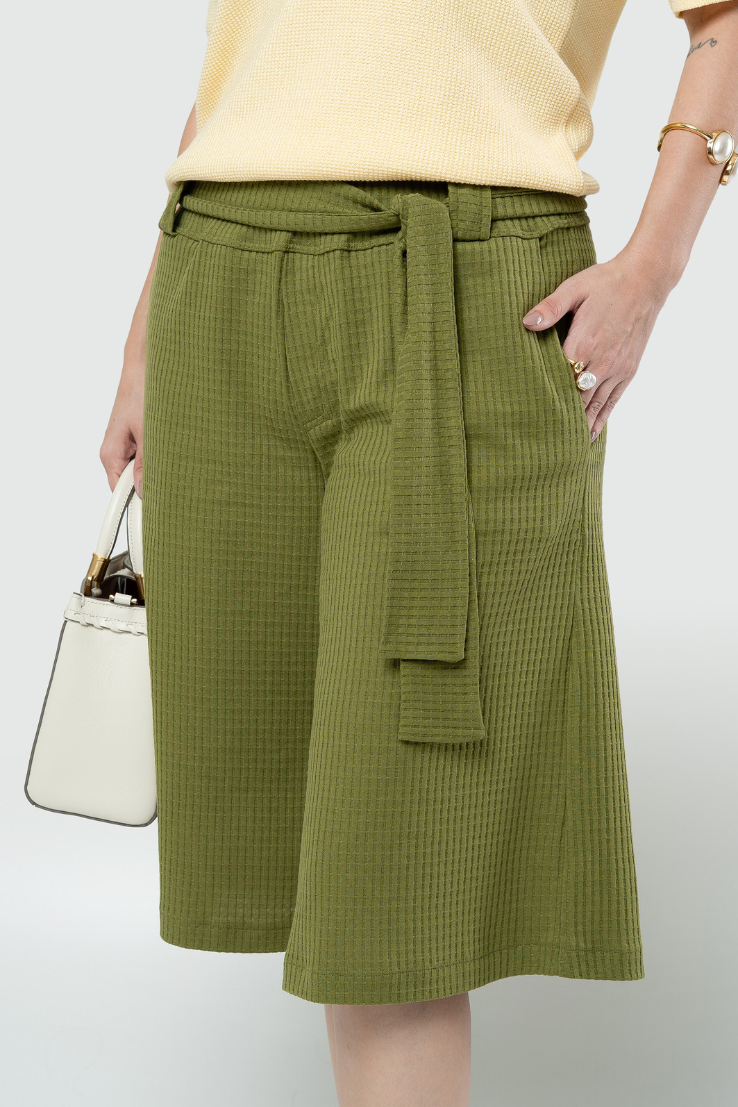 Bermuda com Bolso e Faixa na Cintura Bermuda com Bolso e Faixa na Cintura