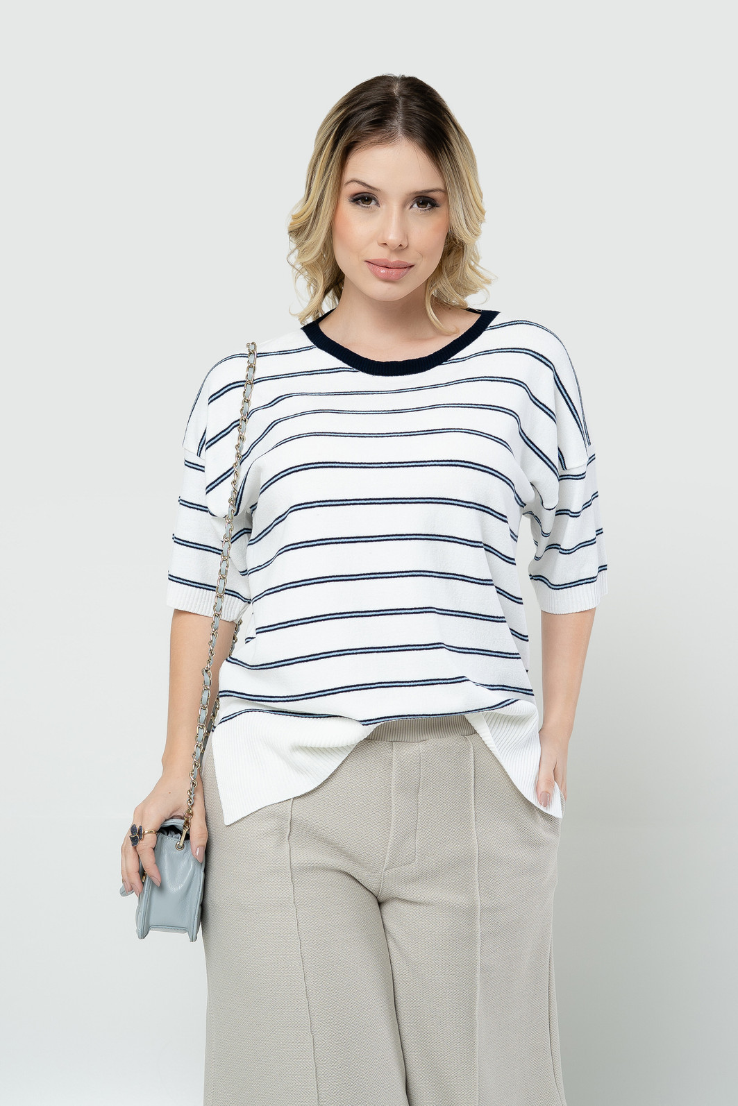 Bermuda com Bolso Faca e Friso - Cinza Claro Bermuda com Bolso Faca e Friso - Cinza Claro